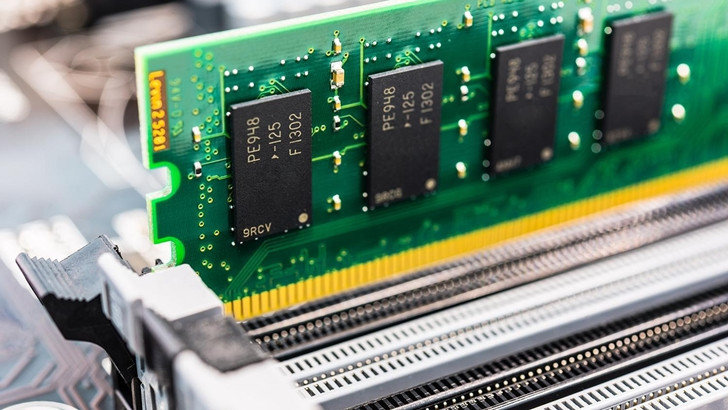 Memoriile se scumpesc, iar producătorii caută soluții în software. Cum pot rămâne accesibile laptopurile cu 8 GB RAM