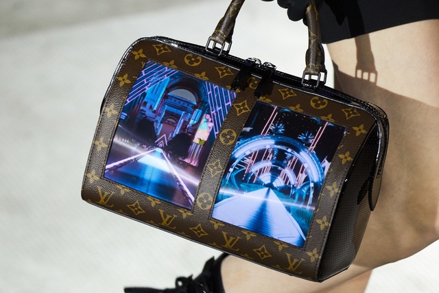 Louis Vuitton propune geanta cu ecrane flexibile OLED la exterior - Go4IT