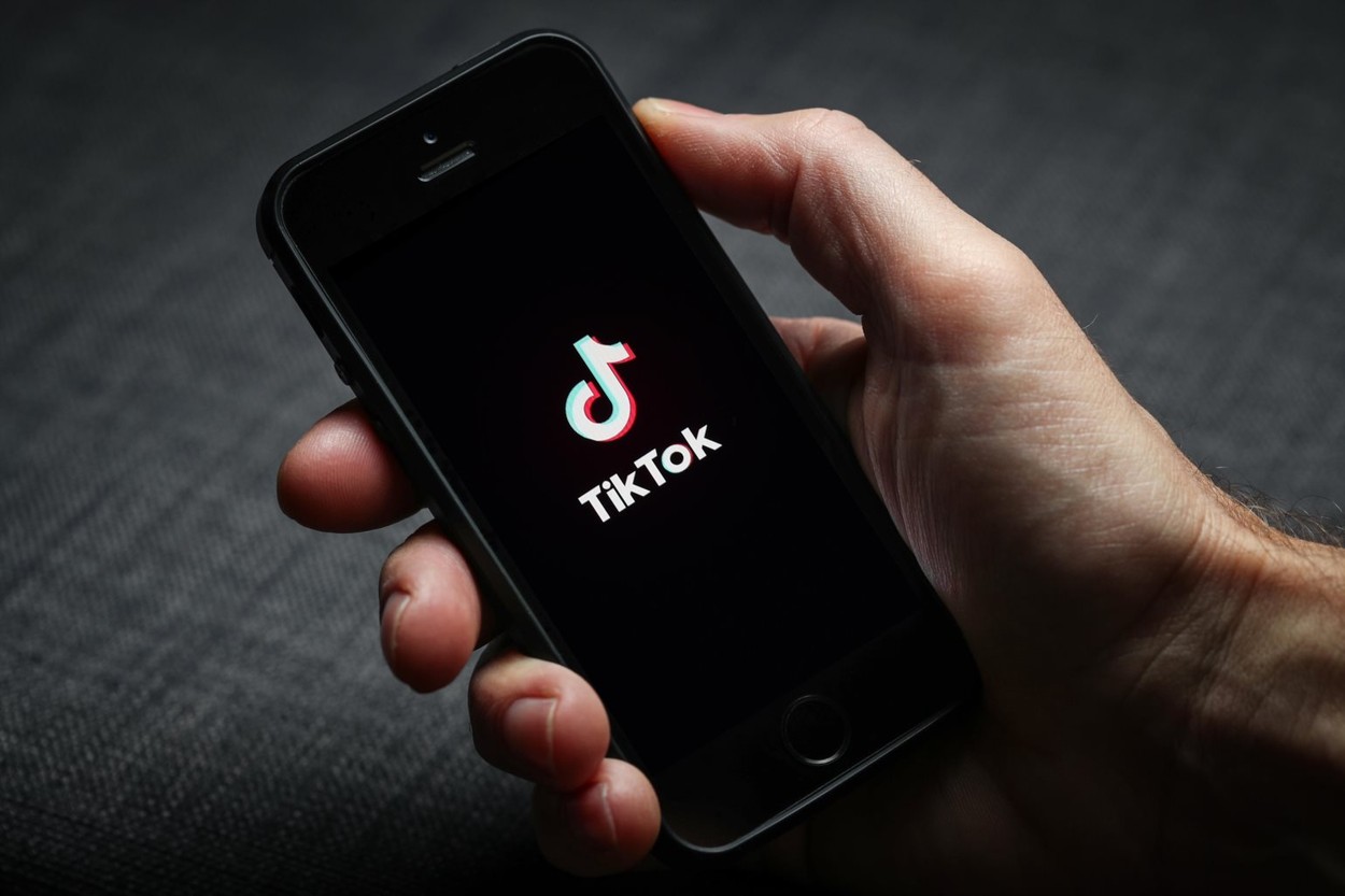 Guvernul britanic cere TikTok să elimine clipurile care glorifică șofatul periculos