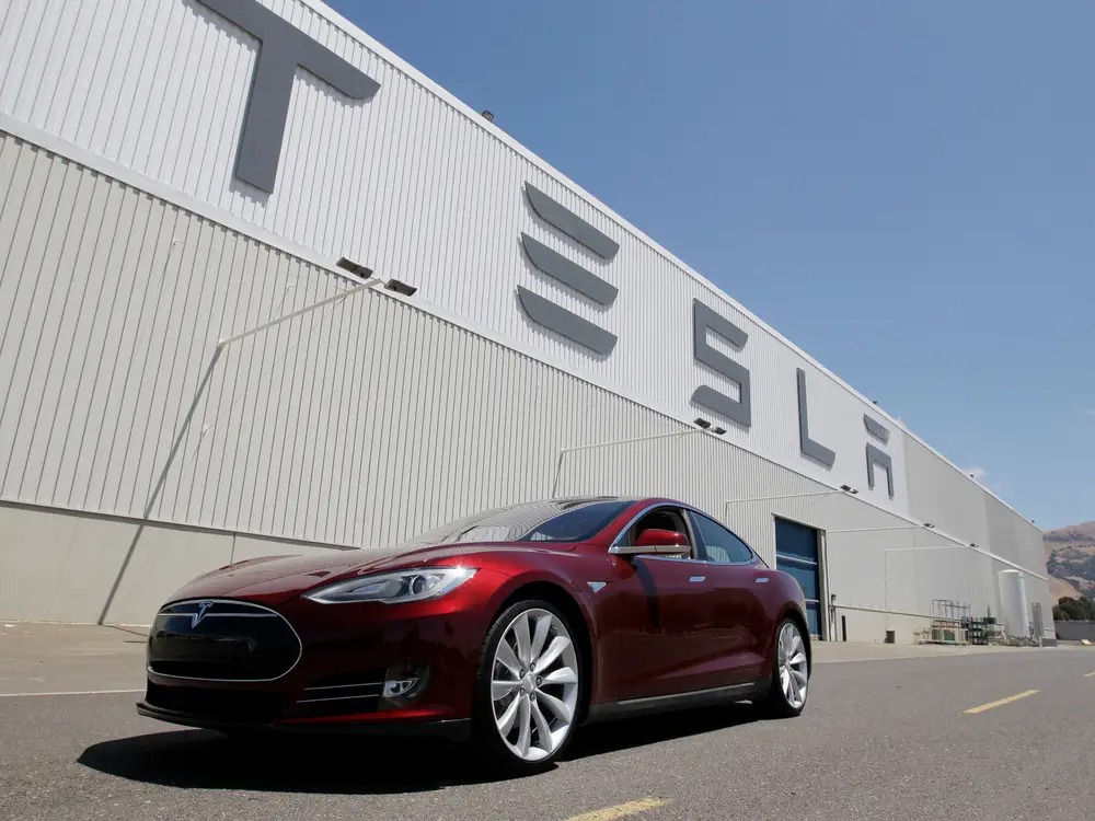 Tesla cheamă în service 30.000 de mașini Model S și X pentru probleme la suspensie