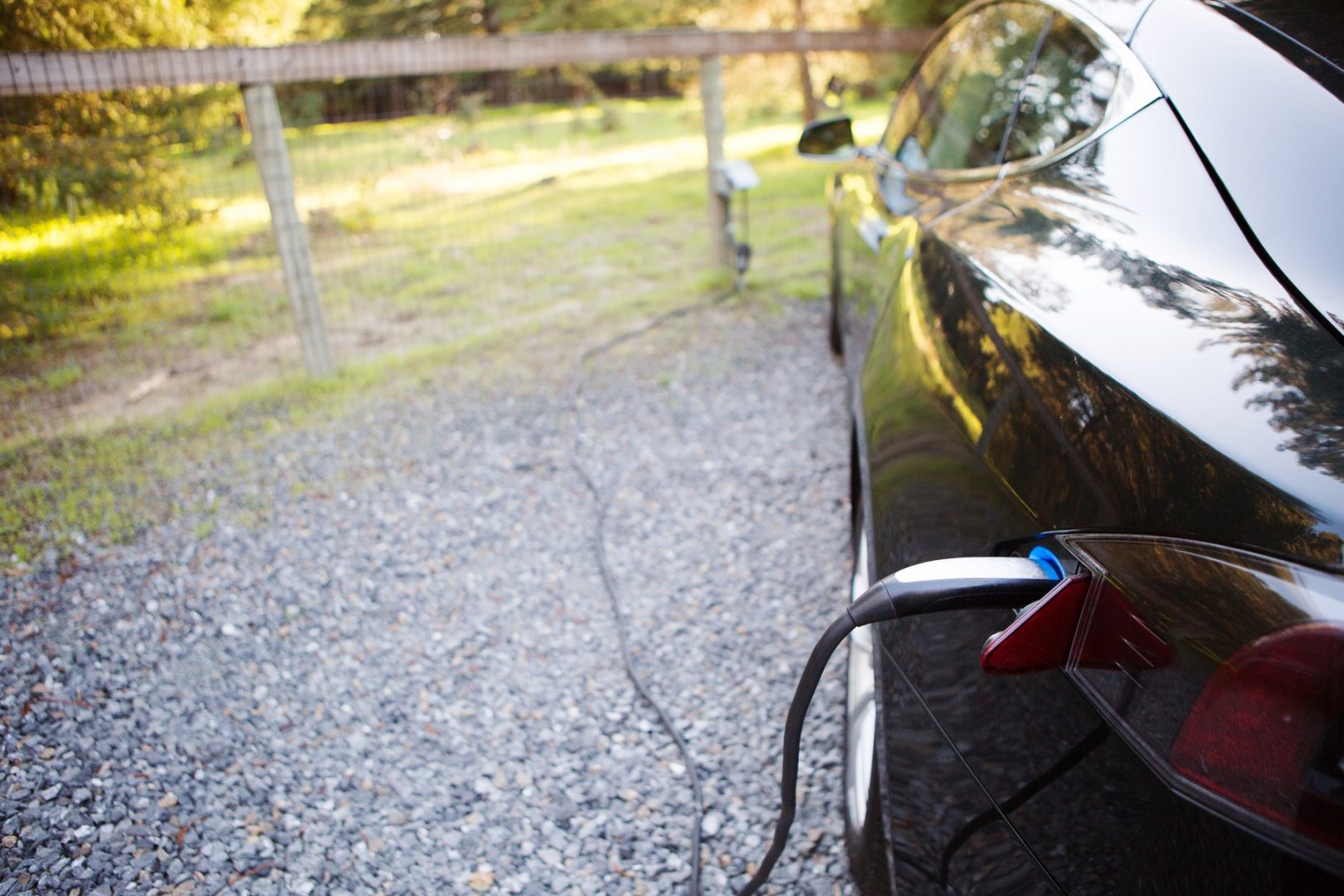 Hoți înamați au abandonat un automobil electric deoarece nu au știut să îl conducă