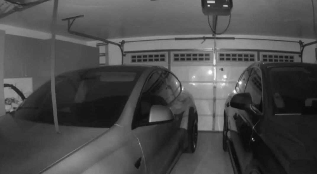 VIDEO: Momentul când geamul unei mașini Tesla se sparge de la sine, în garaj