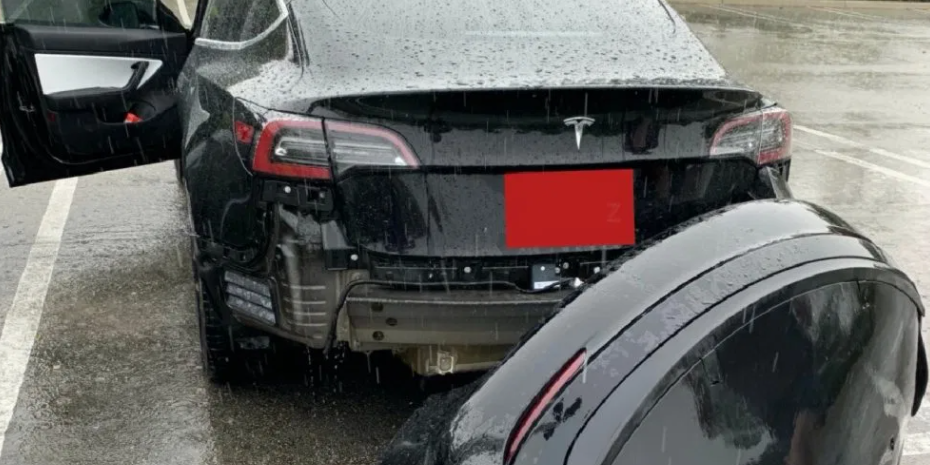 VIDEO: Iată ce a pățit un automobil Tesla Model 3 care a trecut printr-o baltă