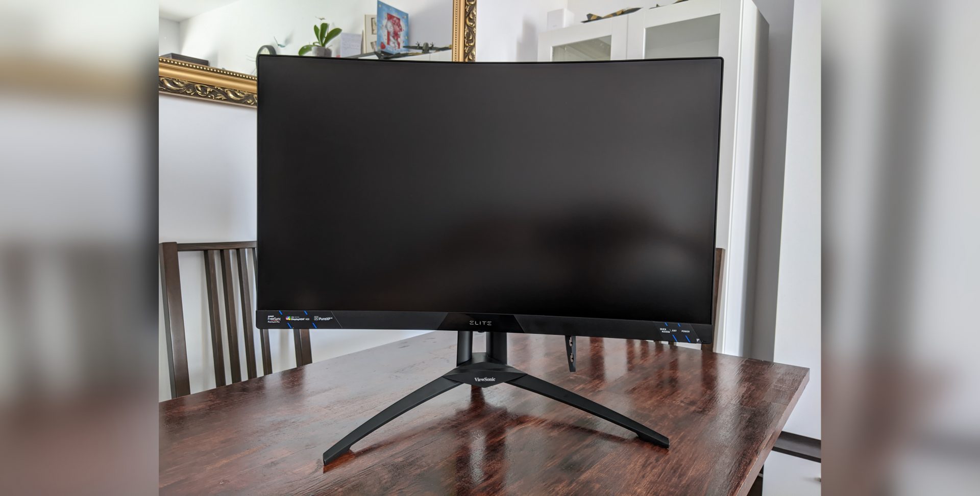 ViewSonic ELITE XG270QC review – un monitor curbat frumos și performant, dar nu prietenos cu orice birou