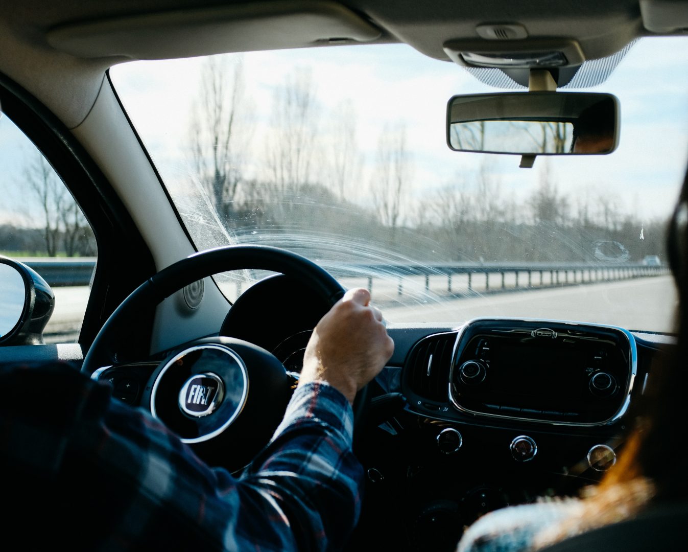 Apple brevetează o tehnologie care permite detectarea fisurilor în parbrize auto înainte ca dauna să devină vizibilă