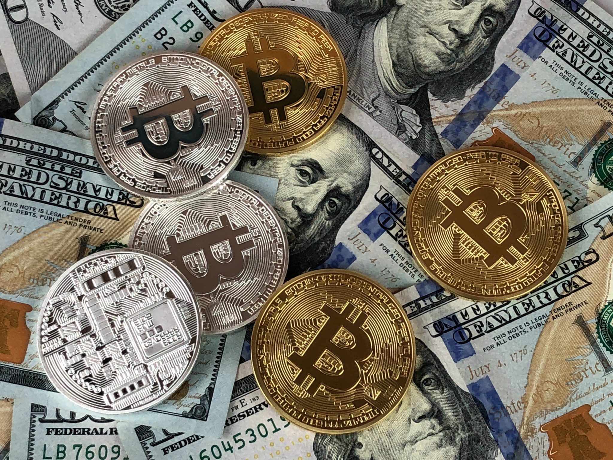 În plină recesiune globală, cotațiile monedei Bitcoin au crescut. Cât costă acum criptomoneda?