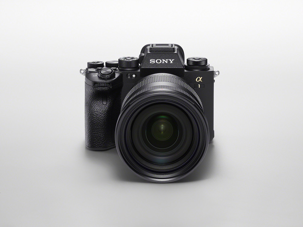 Noua cameră mirrorless Sony Alpha 1 poate filma în 8K și costă cât un Logan