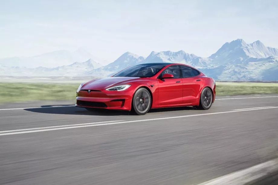 Tesla Model S are acum manșă în loc de volan, autonomie de până la 840 km și rulează Witcher 3