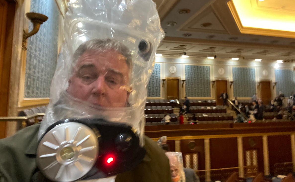 Ce sunt acele măști ciudate pe care le-au purtat unii politicieni americani în timpul asaltului asupra Capitoliului