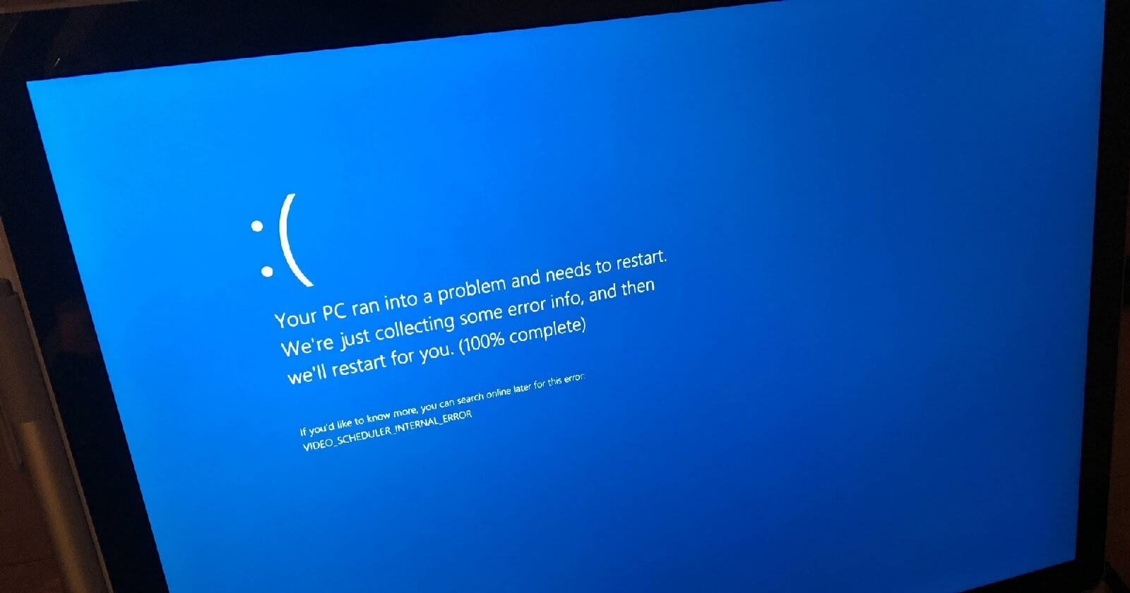 Desfășurarea Reinventată a BSOD: Windows 11 Îmbracă Ecranele Negre, Adio Emoji și Coduri QR!