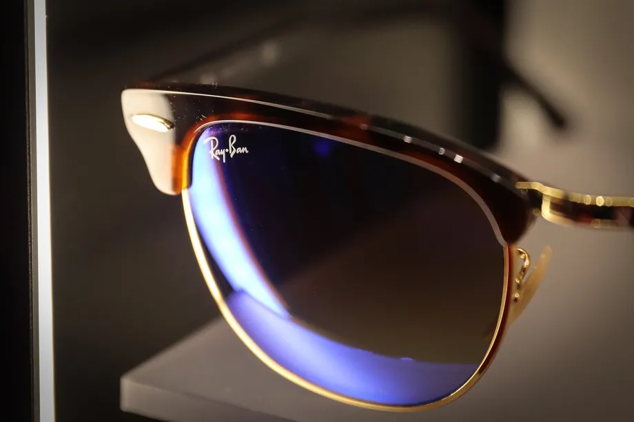 Facebook se aliază cu brandul Ray-Ban pentru un nou produs smart glass bazat pe realitate augmentată