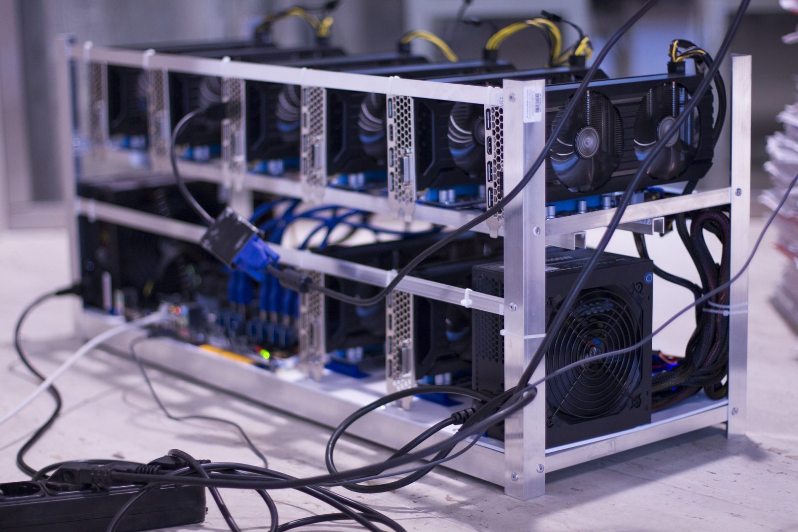 Tânăr, electrocutat mortal de echipamentul pentru minat criptomonede
