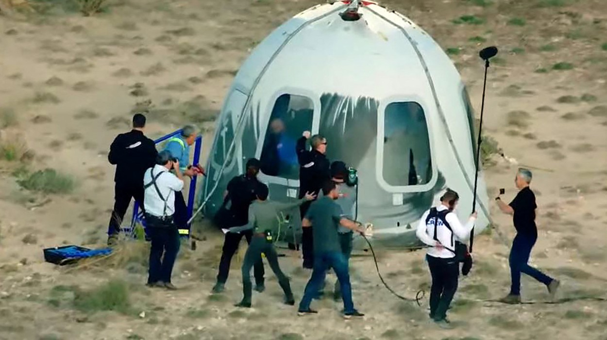 Miliardarul Jeff Bezos a mers în spațiu, în prima misiune cu echipaj uman a Blue Origin