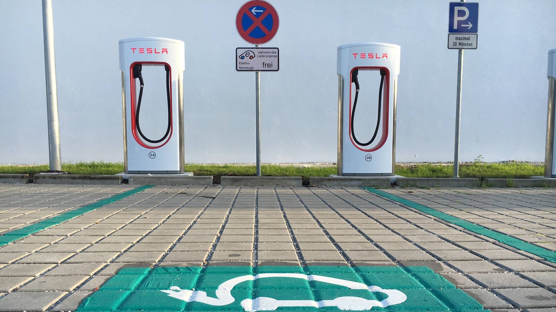 Elon Musk confirmă: Tesla va lăsa și posesorii de alte automobile să folosească rețeaua Supercharger