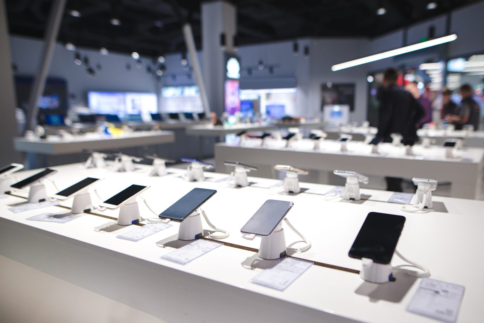 Samsung și Xiaomi urmează în competiție.