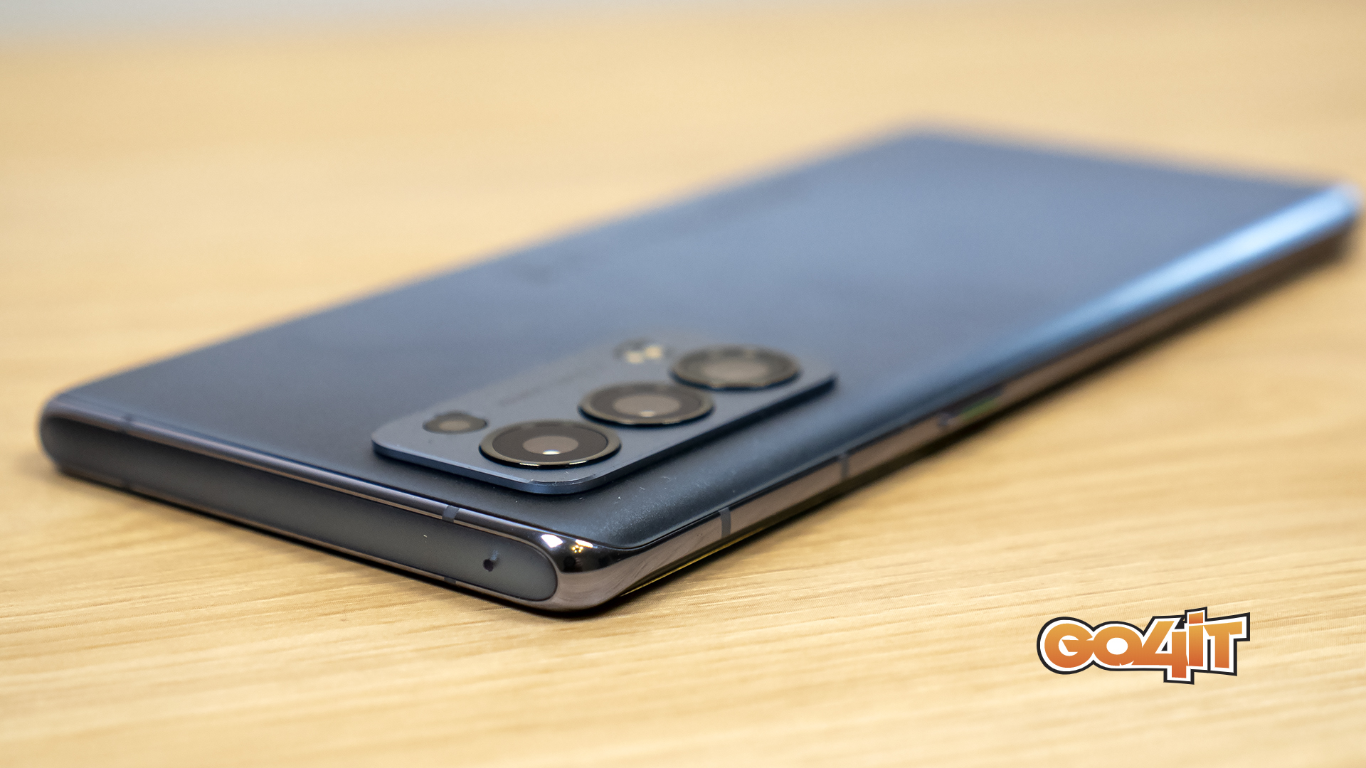 Oppo Reno6 Pro top detail