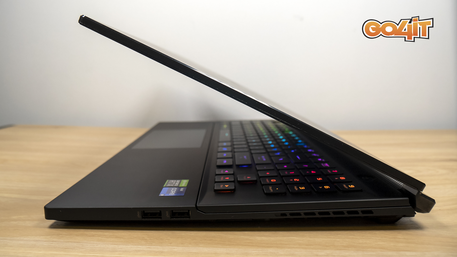 ROG Zephyrus S17 side screen