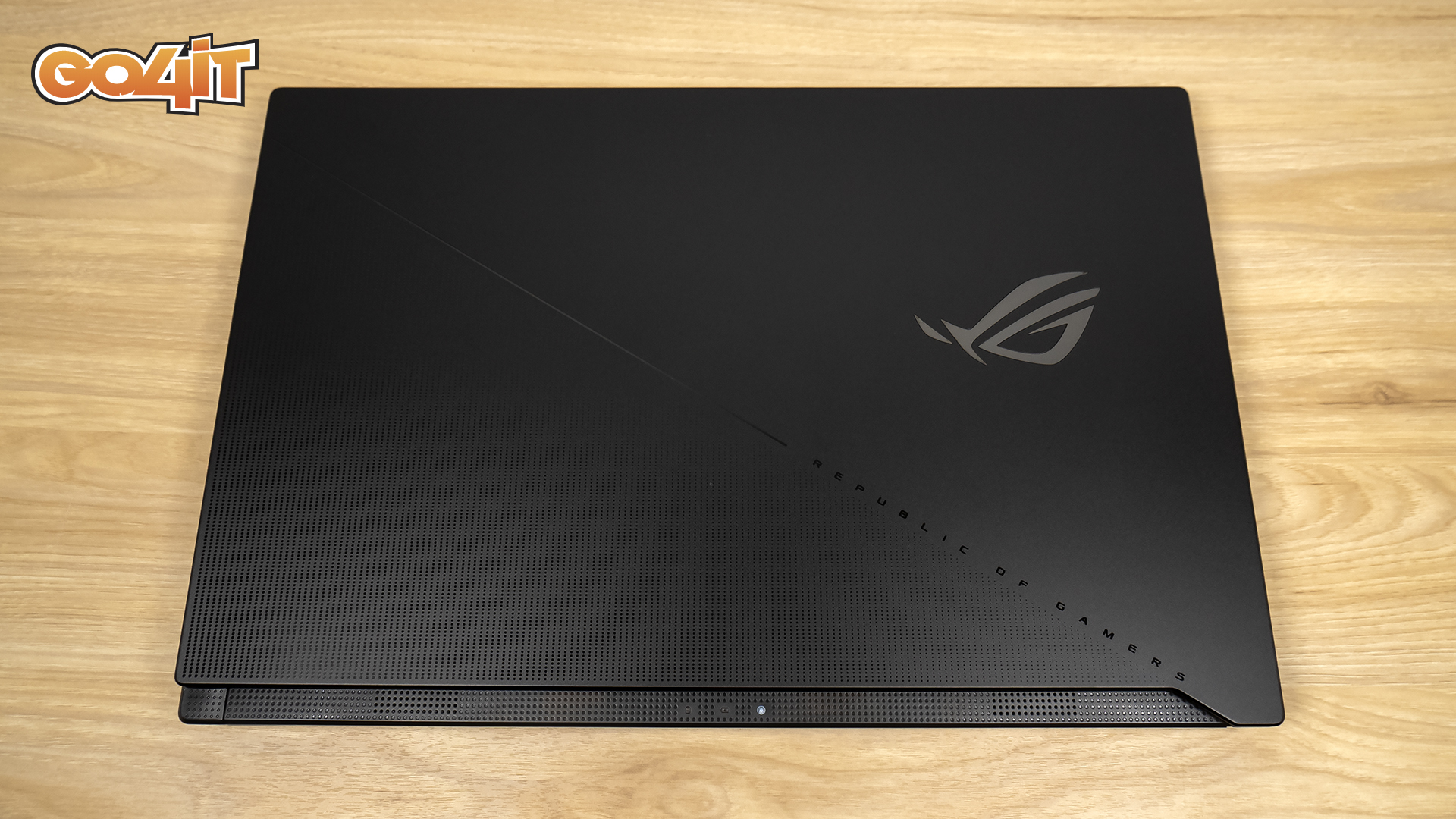 ROG Zephyrus S17 top