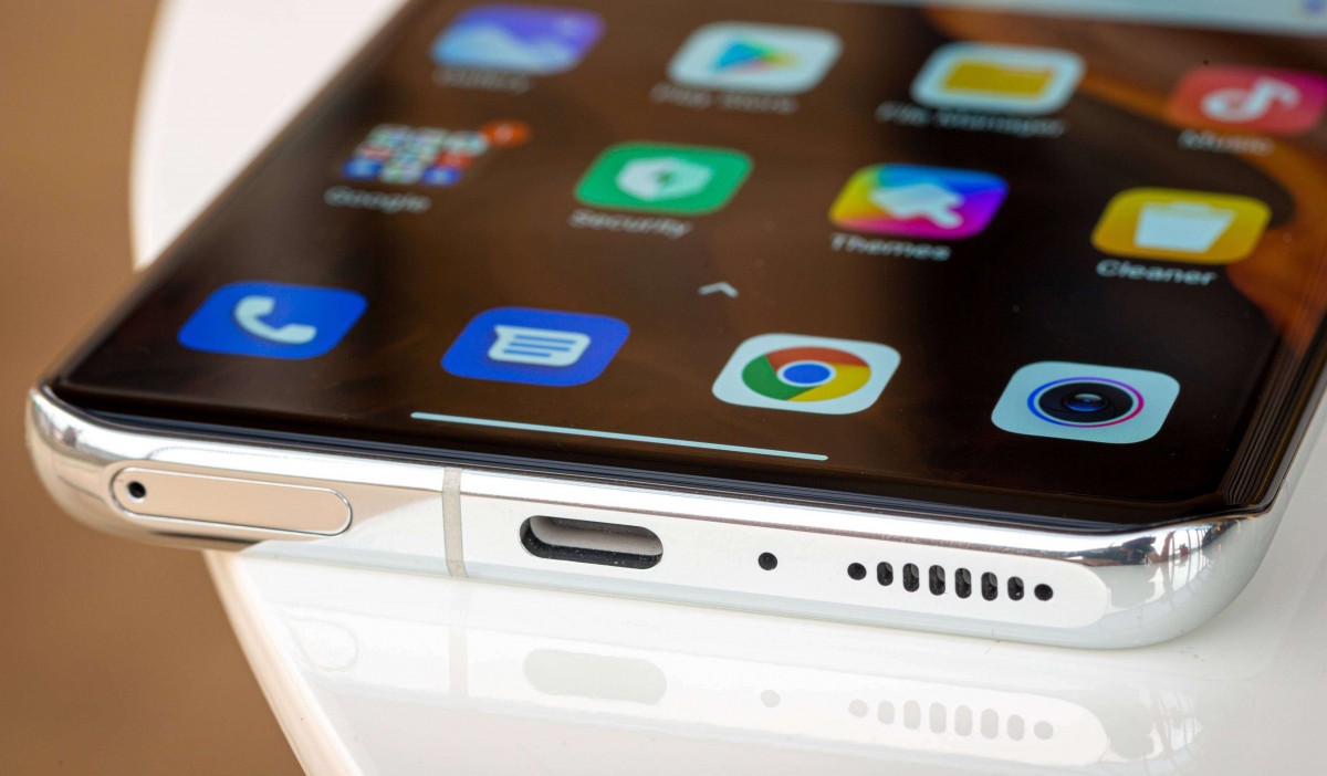 Xiaomi 12 revine la ecrane cu margini curbate. Bonus: difuzoare stereo simetrice