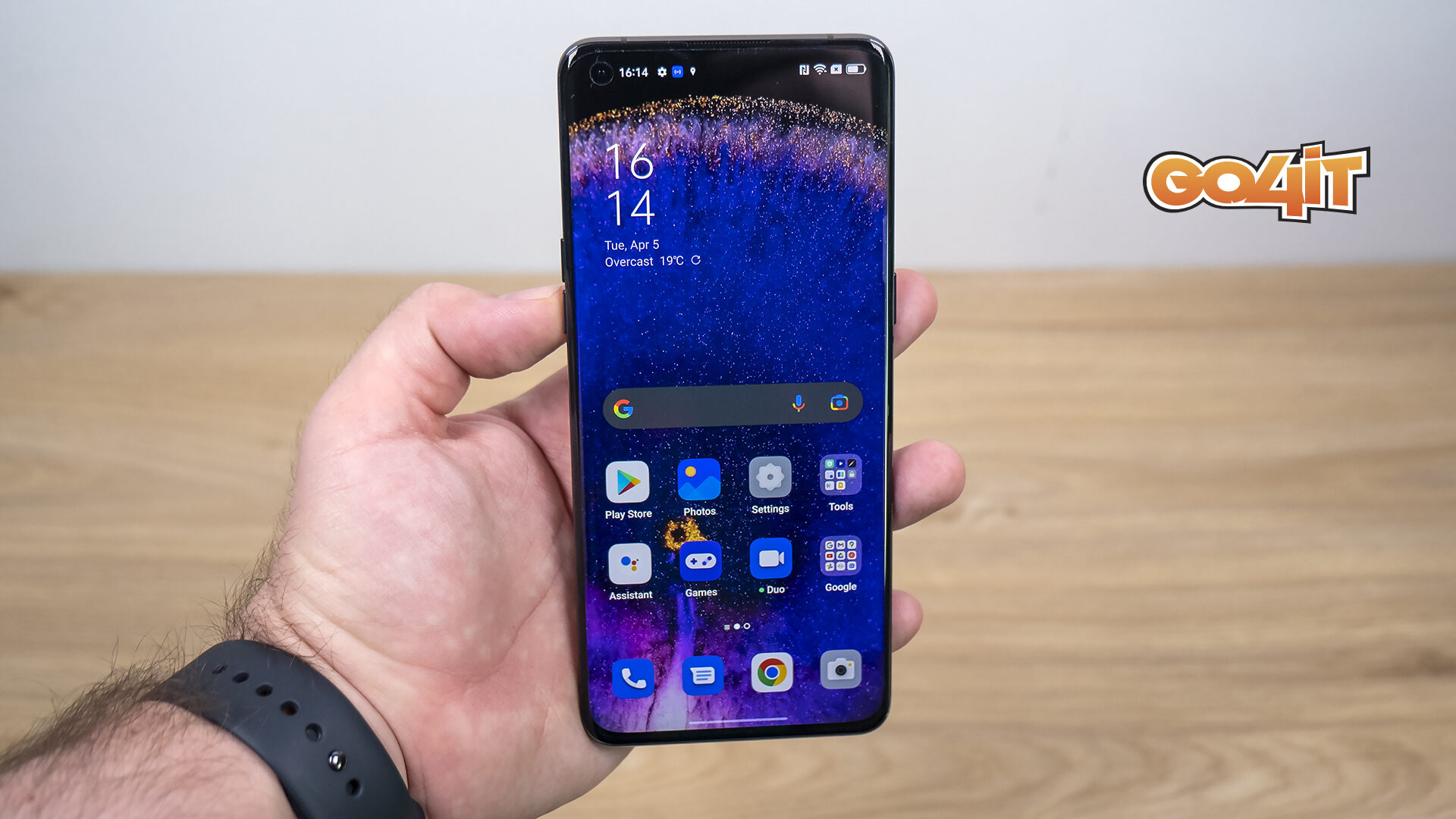 Oppo Find X5 Pro front handheld
