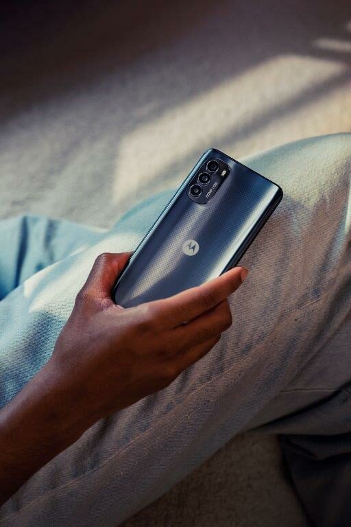 Motorola lansează G82 5G, un telefon Moto G relativ ieftin, cu ecran OLED și 5G