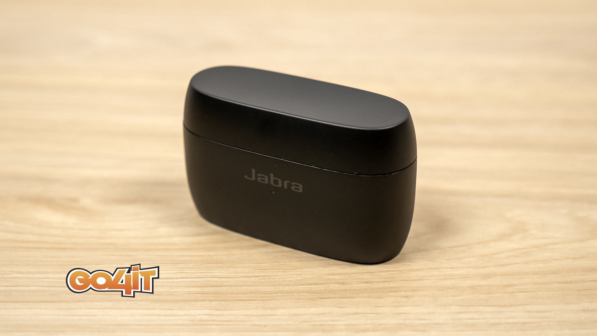 Jabra Elite 5 case side