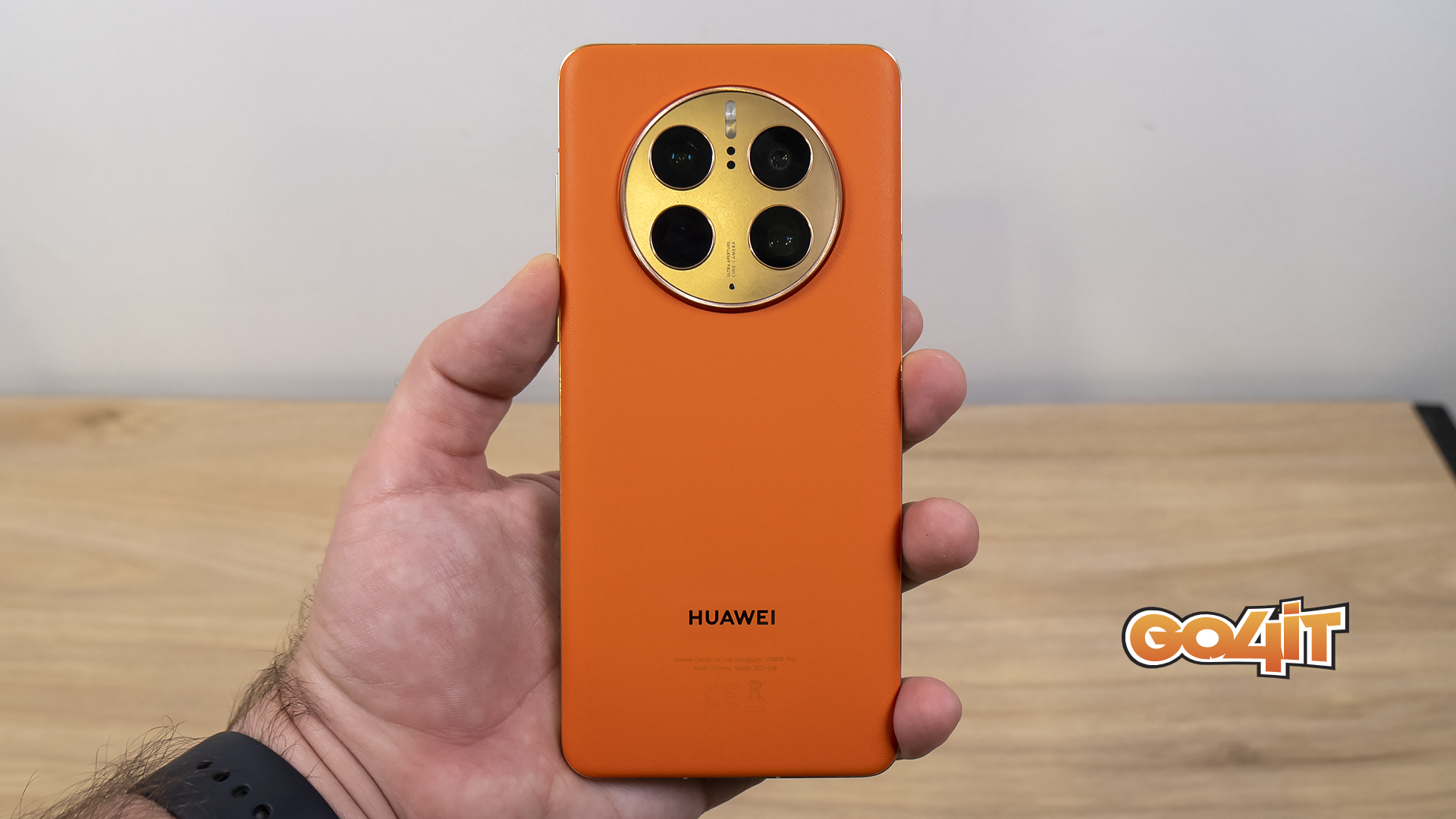 Huawei Mate 50 Pro back handheld