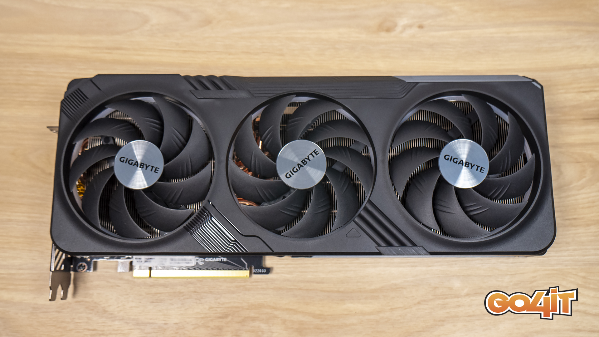 Gigabyte GeForce RTX 4070 Ti Gaming OC 12GB card top