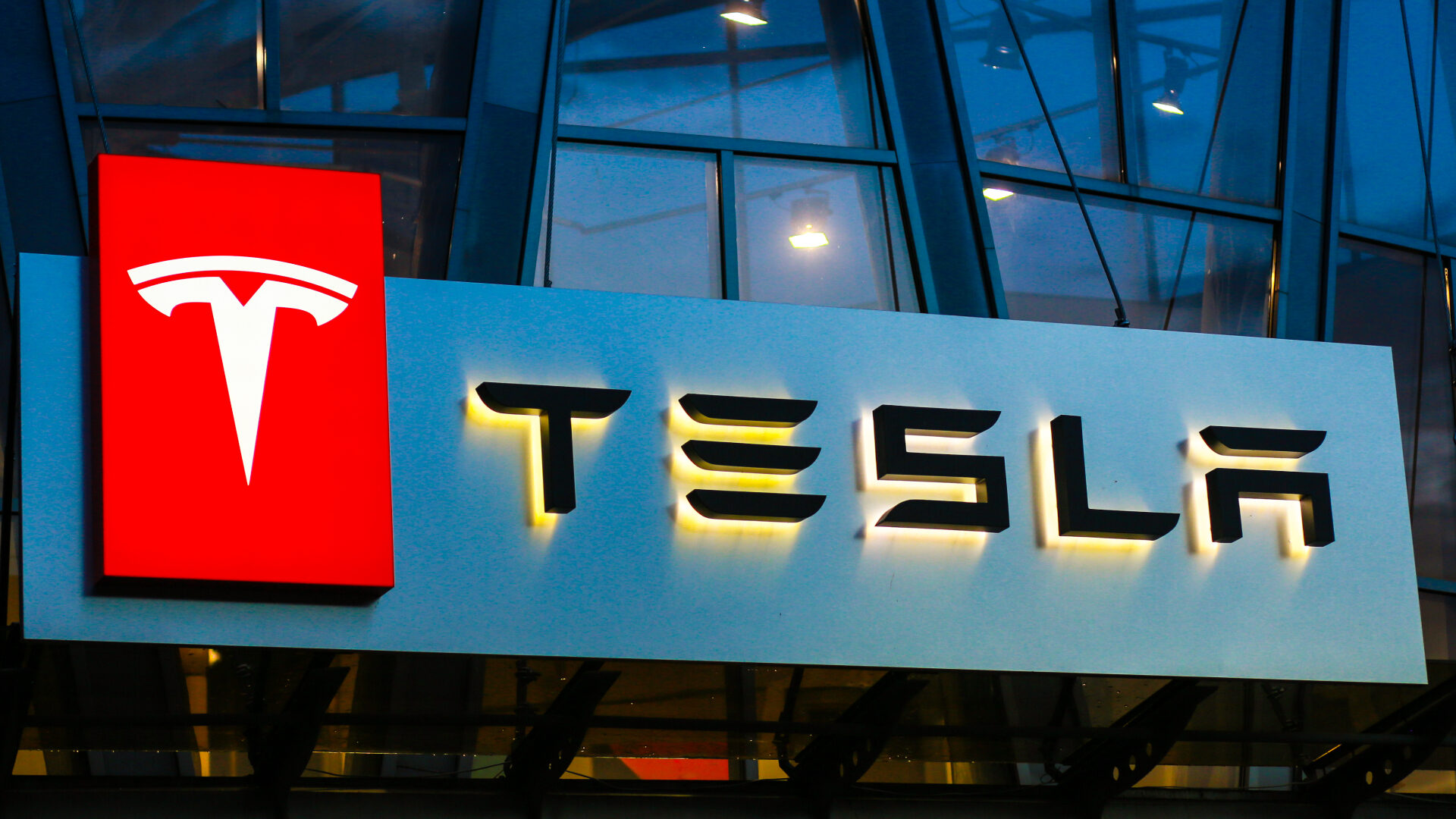 Tesla vrea să folosească roboți humanoizi în fabrici. Compania angajează traineri pentru roboți