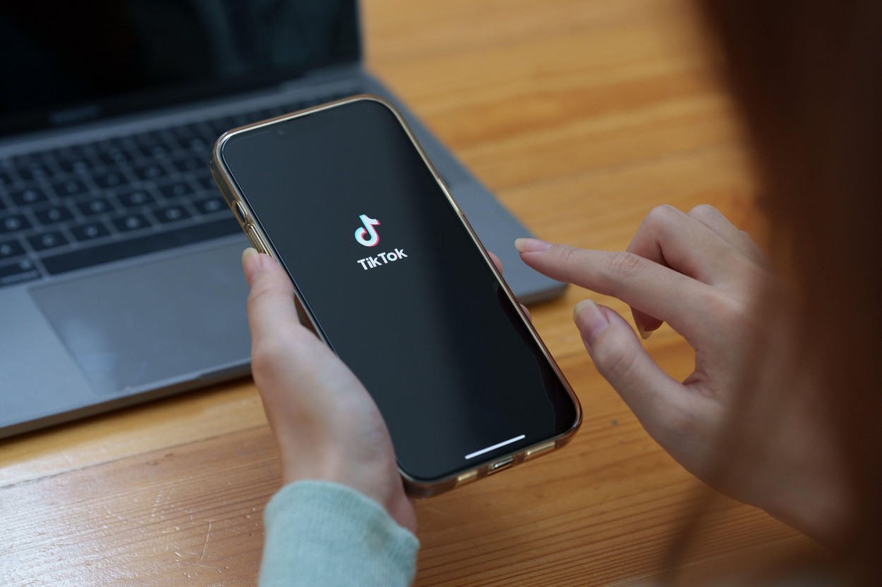„Medicii” falși generați de IA, care promovează tratamente false pe TikTok, reprezintă un „pericol imens pentru siguranța publică”, avertizează experții