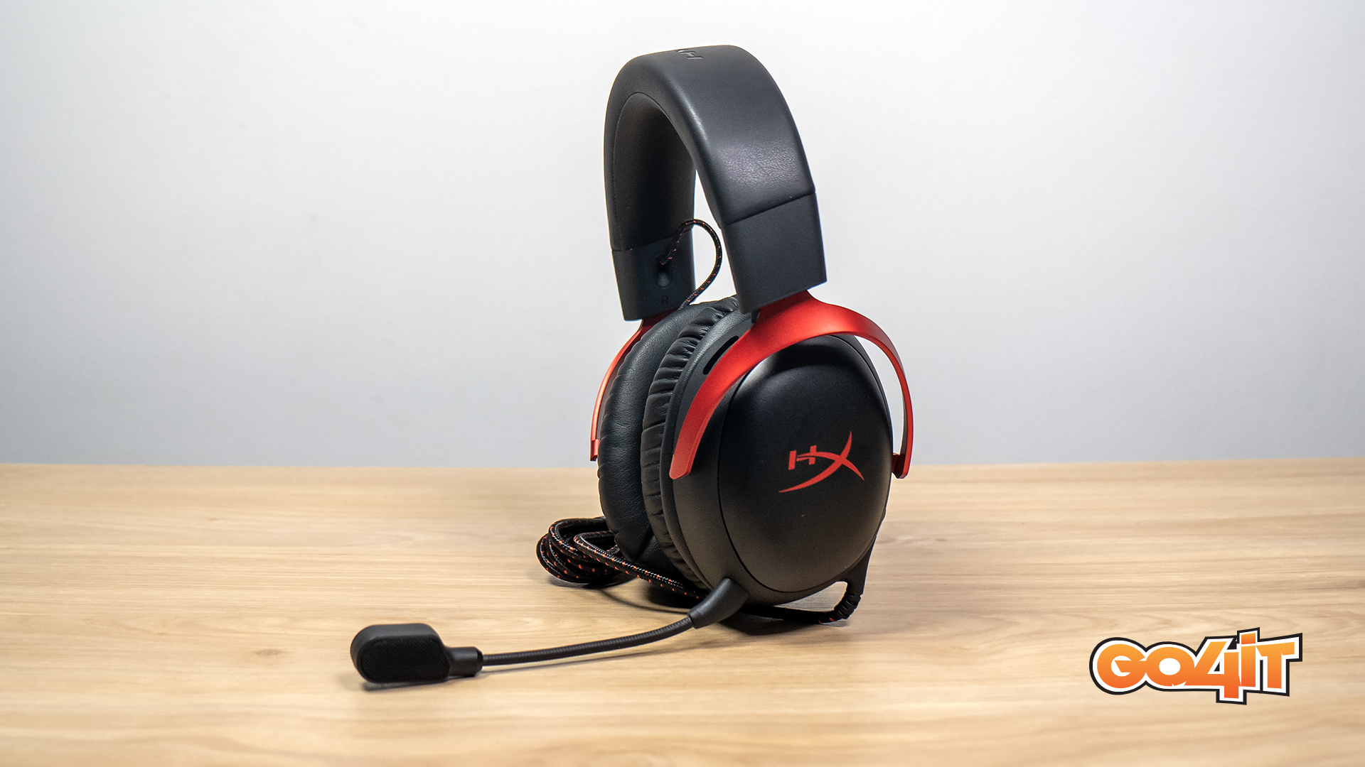 HyperX Cloud III standing