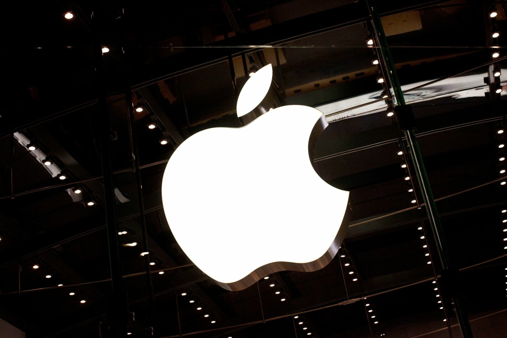 Compania Apple este amenințată de un nou proces: se cer daune de 1 miliard de dolari