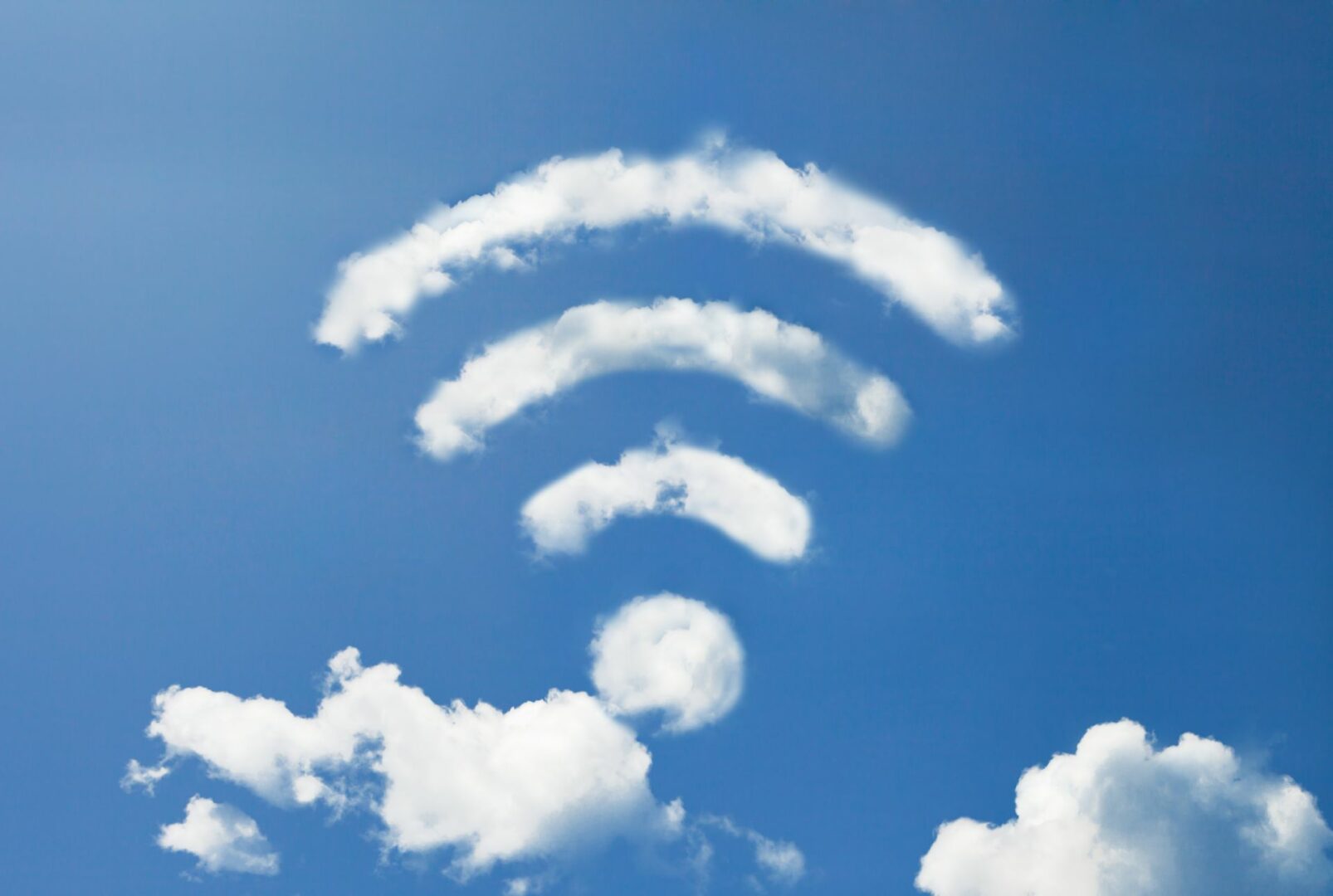 Microsoft avertizează: hackerii ruși vizează rețelele Wi-Fi din hoteluri și aeroporturi într-o campanie de spionaj informatic