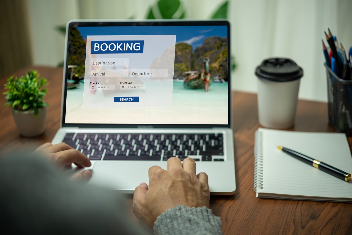 Fraudă pe Booking: hackerii se folosesc de datele reale ale turiștilor pentru a le fura banii