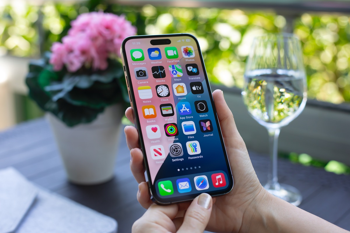 descoperă de ce trebuie să instalezi acum iOS 18.6.2 pentru a te proteja de atacuri hackers!