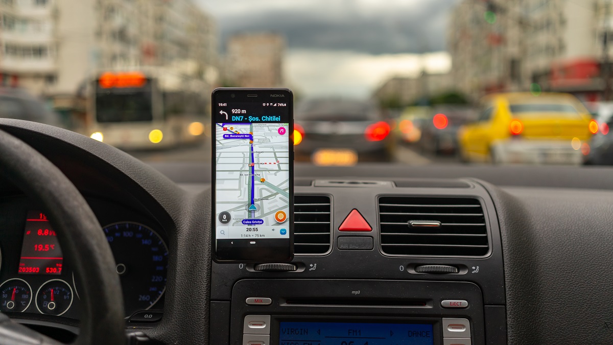 Waze beneficiază de o actualizare majoră, prin implementarea inteligenței artificiale de la Google