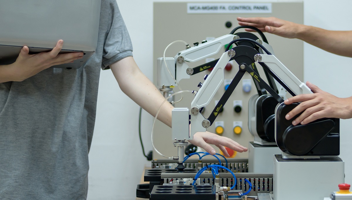 Un nou software permite roboților să își transfere abilitățile