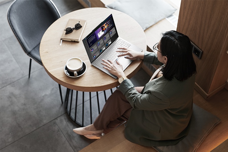 Laptop ușor cu tehnologie AI avansată și performanțe superioare, disponibil în noiembrie în EMEA, de la 999 euro.
