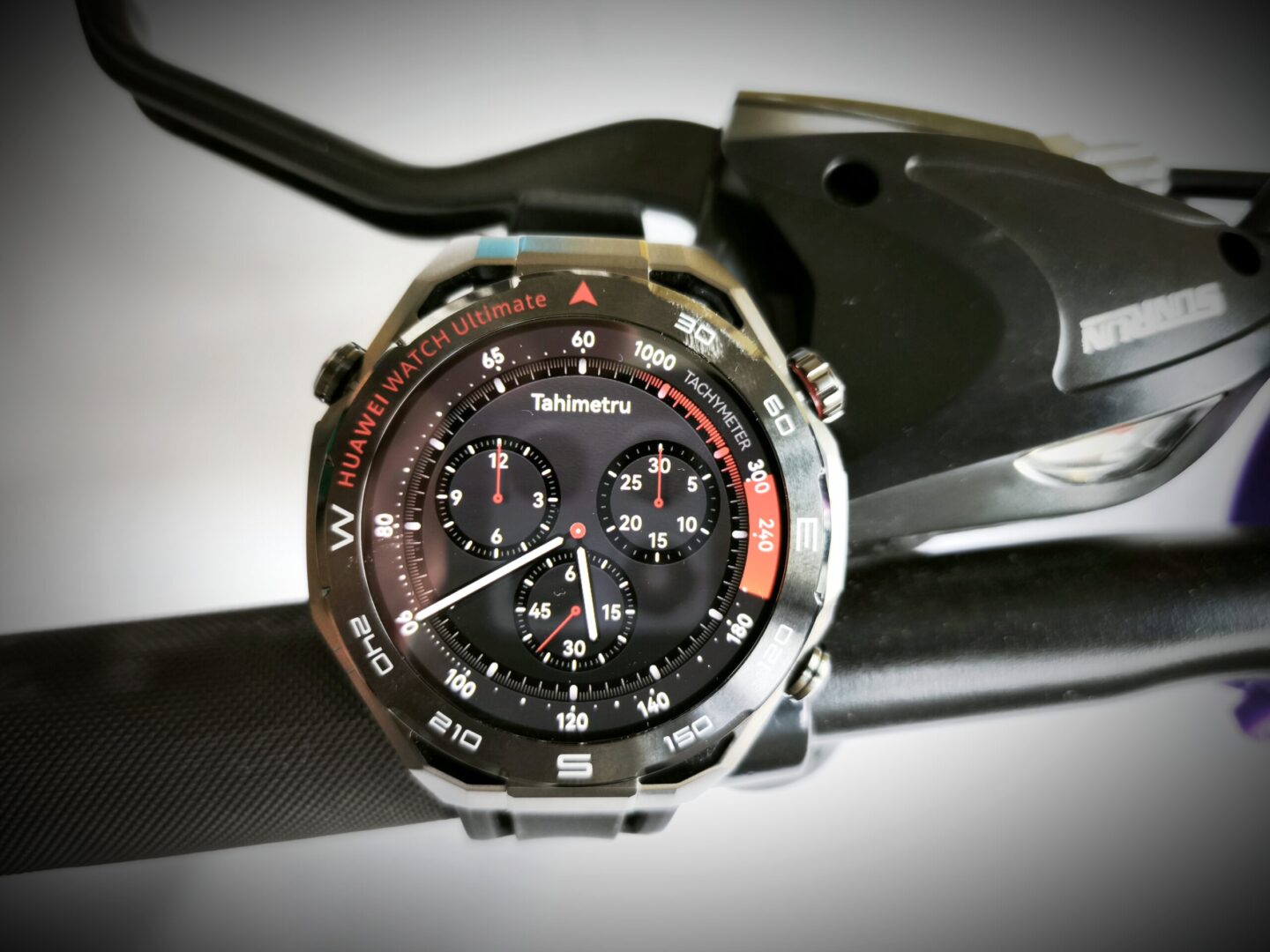 Review HUAWEI WATCH Ultimate 2: ceasul de lux care nu se „sperie” de aventuri, fie pe munte, fie sub apă