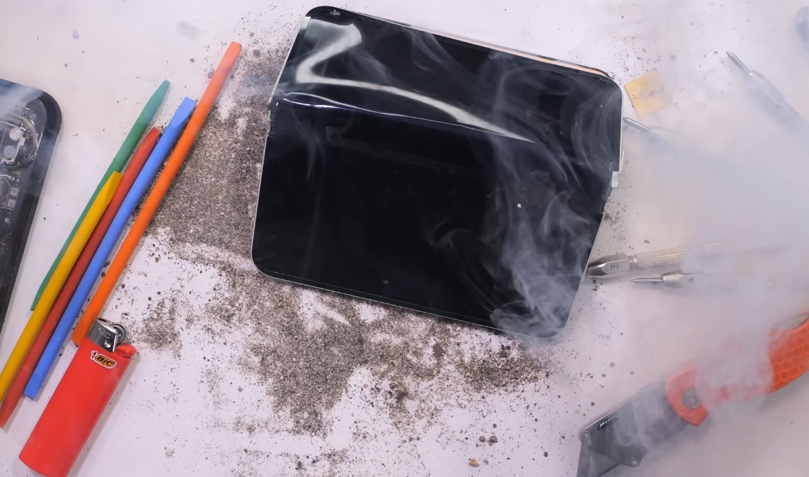 Primul smartphone din lume care a izbucnit în flăcări la testul de rezistență – VIDEO.