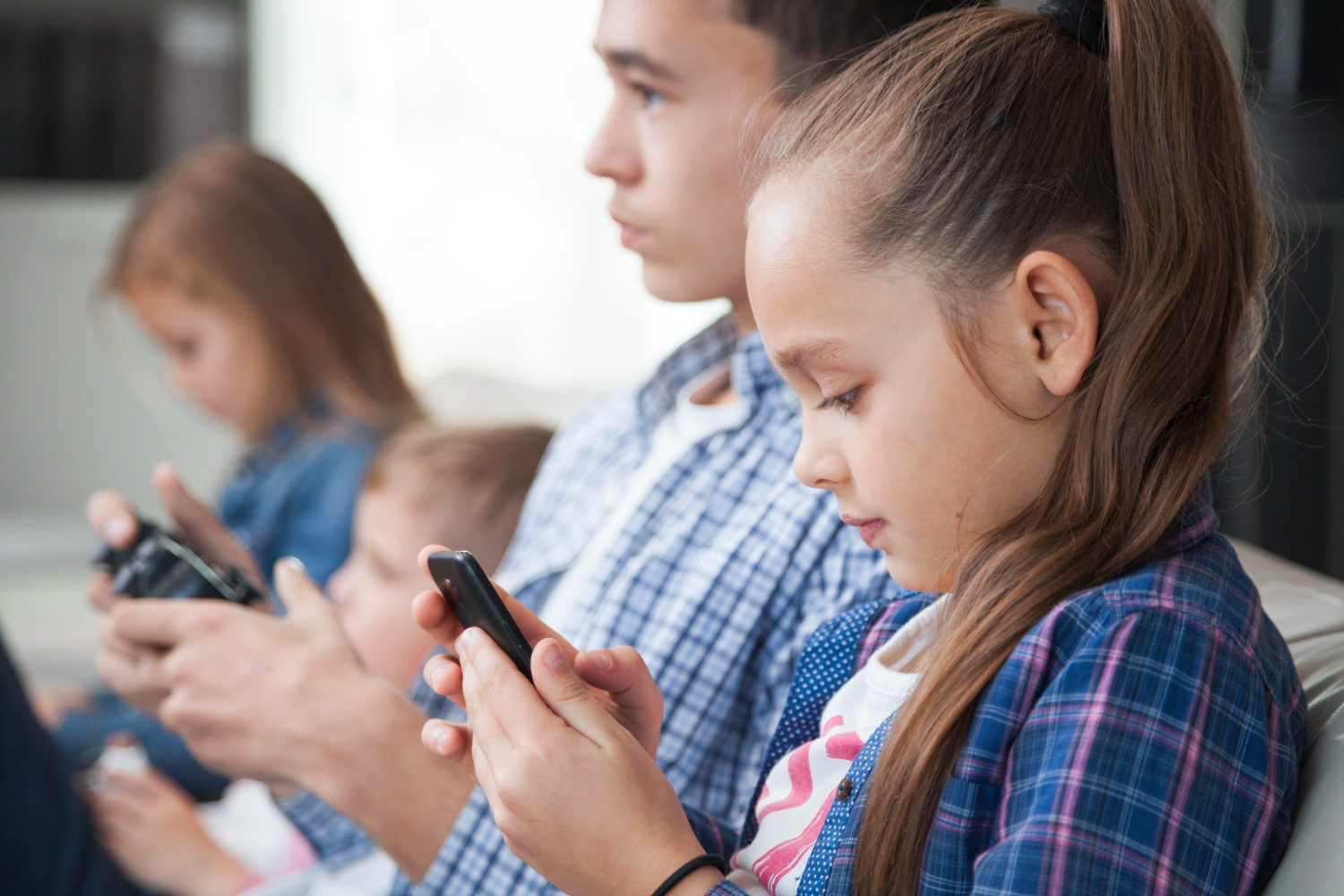 Regulă unică în UE pentru rețelele sociale: Comisia Europeană pregătește KIDS Act și limite de vârstă pentru minori