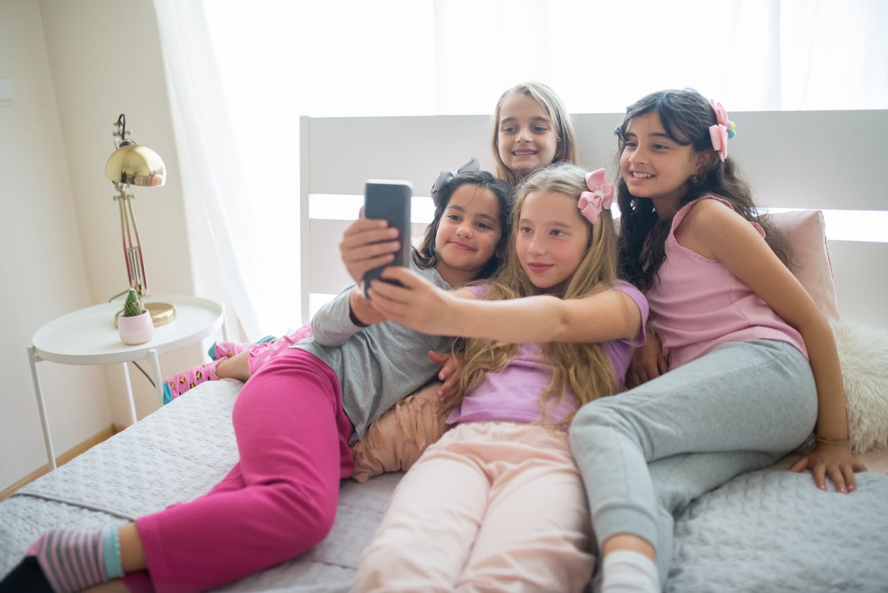 Telefoanele, folosite frecvent pentru calmarea copiilor, pot avea efecte problematice