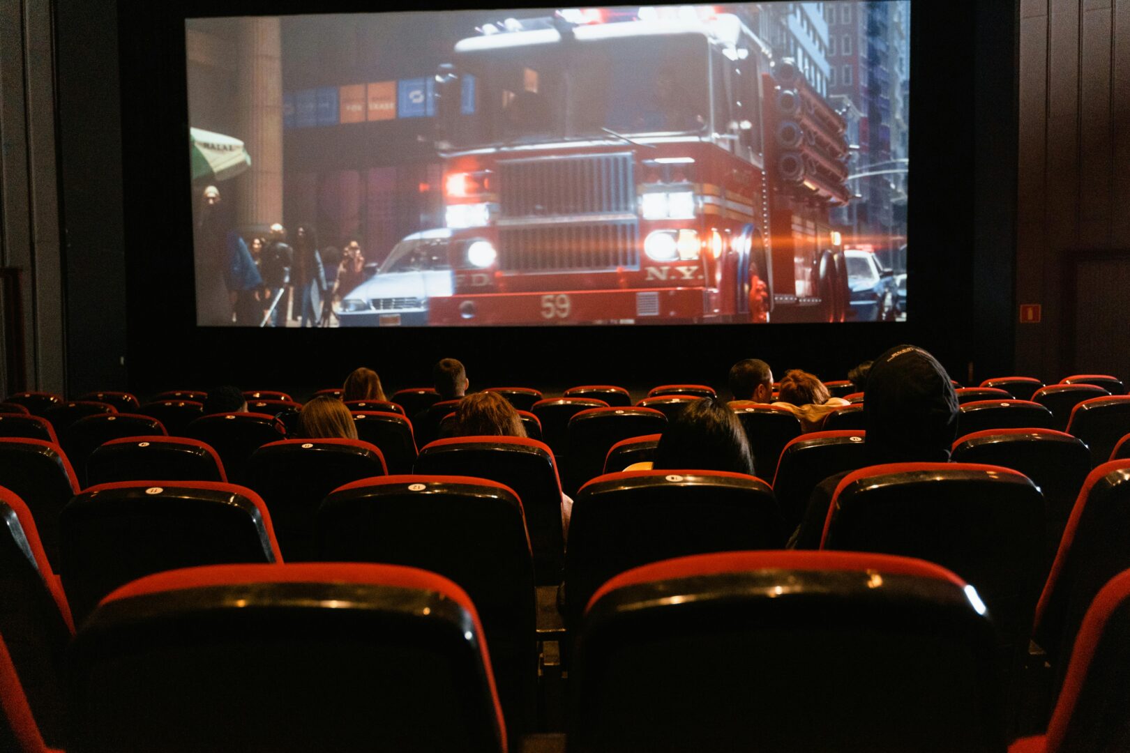 Motivul inedit pentru care angajații din China merg la cinema în pauzele de prânz. Care este alternativa europeană