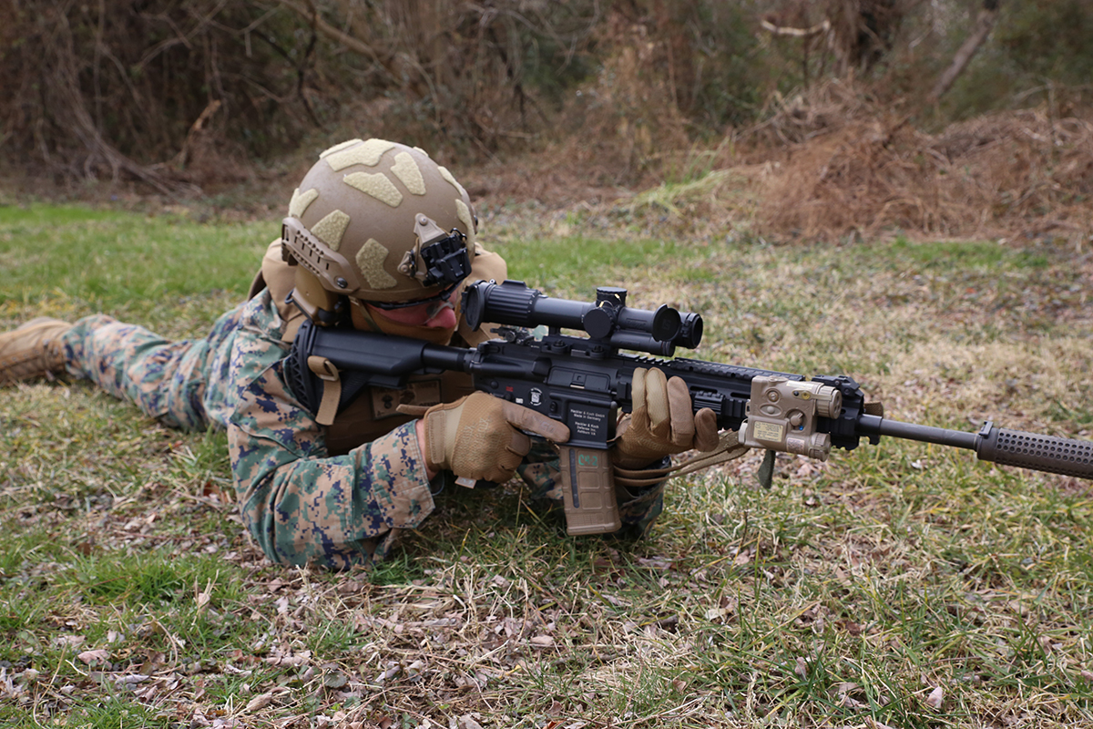 un puscas marin american cu o versiune standard de pusca m27