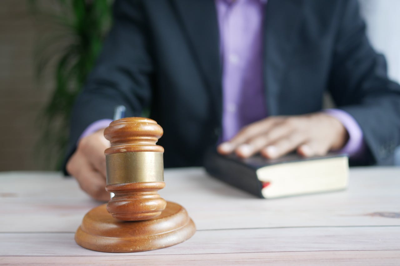 Bănuind că instanța folosește IA, un reclamant a inserat instrucțiuni ascunse în documentele judiciare, cerând IA să îi susțină