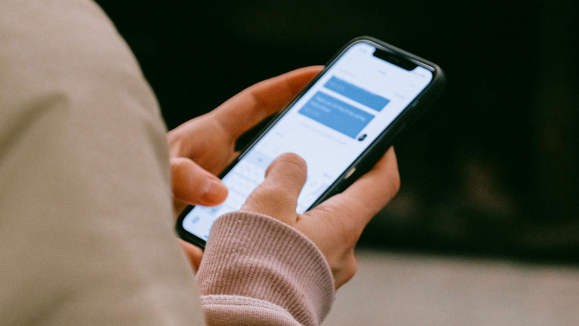 Atacatorii cibernetici schimbă strategia: Un nou val de SMS-uri false invocă taxe și amenzi restante
