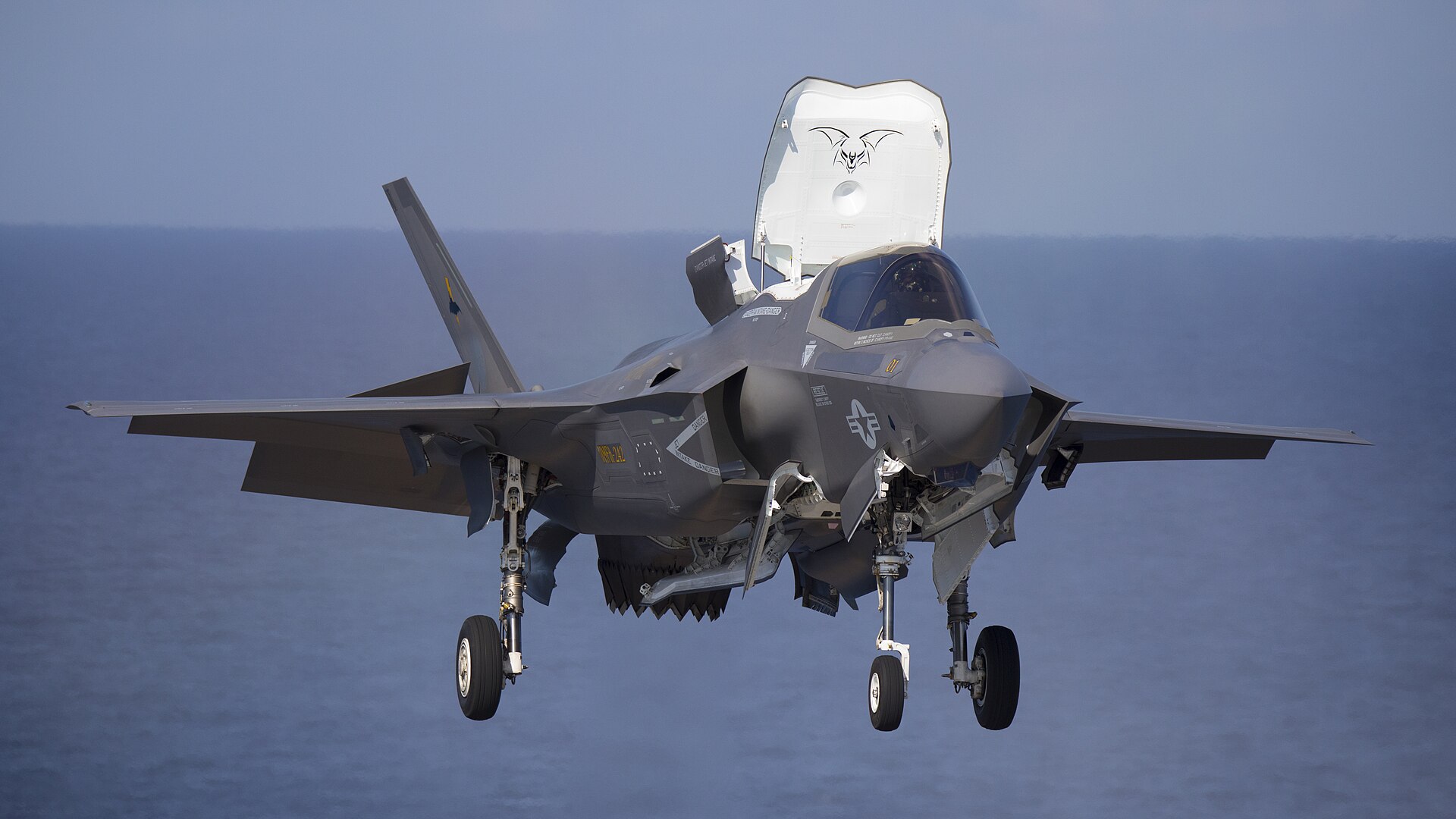 avion f-35b pe un portavion japonez