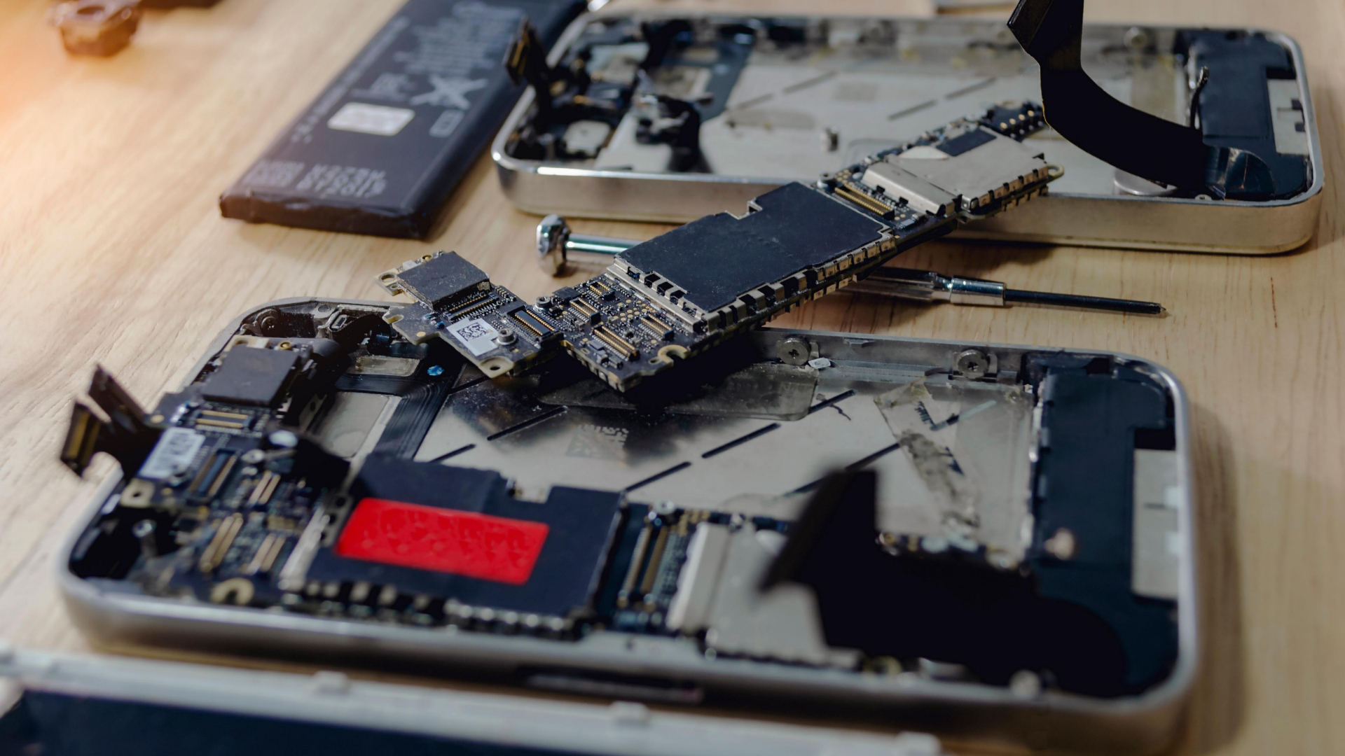 Scumpirea memoriilor schimbă costurile de producție ale smartphone-urilor și pune presiune pe producători
