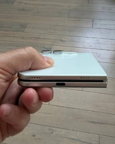5-iphone-ultra-white-bottom-closed-d7cb4