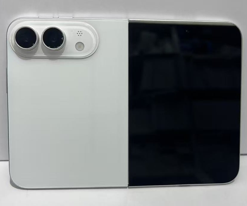 Iată cum arată foliile de protecție pentru iPhone Ultra. Ce detalii dezvăluie despre viitorul plabil de la Apple